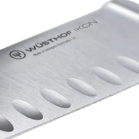 Couteau Santoku Wusthof Ikon à alvéoles, 17 cm, manche en bois.