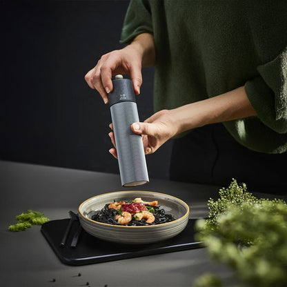 Peugeot - Line Peper- en Zoutmolen set 22 cm Carbon en Aluminium Peper- en Zoutmolen set Peugeot 